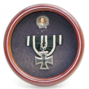 Eisernes Kreuz 2. Klasse 1914 mit Trägerfoto im Rahmen