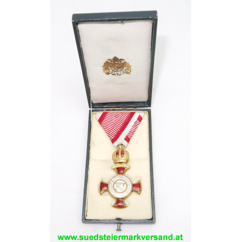 Goldenes Verdienstkreuz mit der Krone im Etui